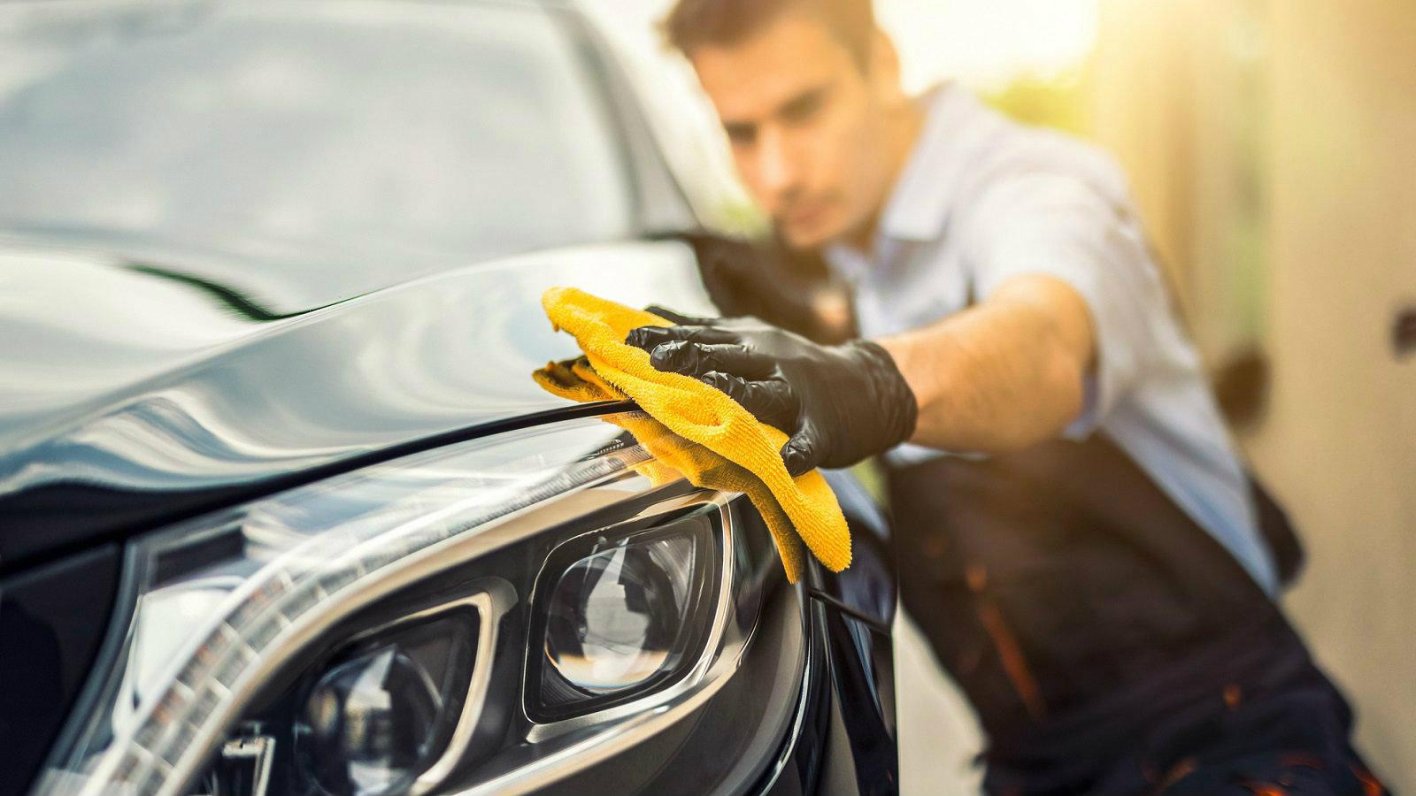 Σε αντίθεση με το πλύσιμο, το detailing είναι μία διαδικασία φροντίδας του αυτοκινήτου, η οποία δεν πραγματοποιείται με αυτοματοποιημένα μηχανήματα κα
